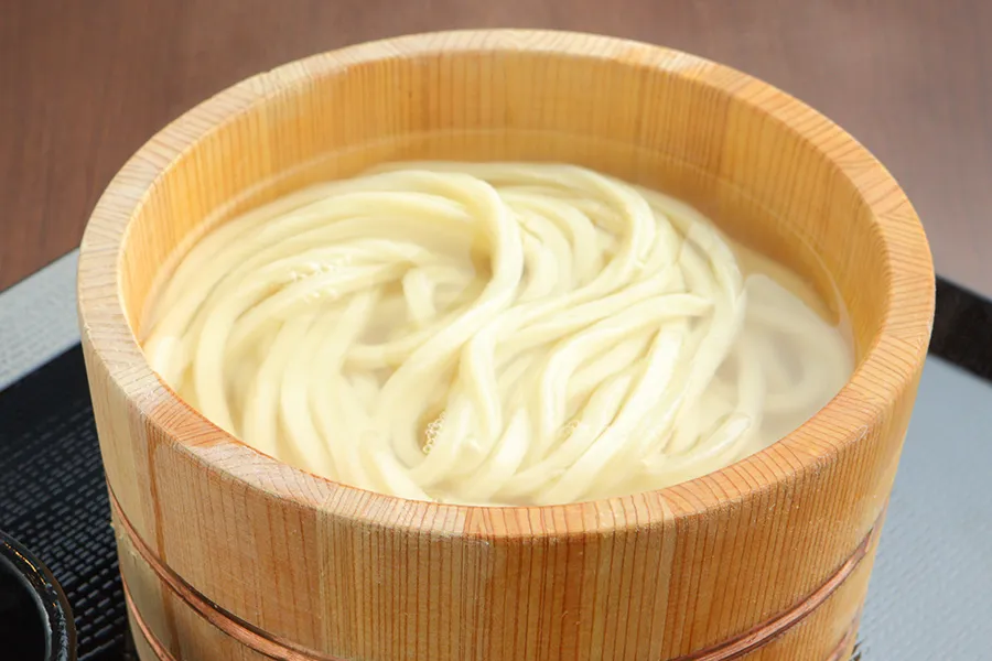 「丸亀製麺」の最強メニューがヤバうまいって！？白玉みたいにモッチモチなうどん、本場・讃岐の味を身近にした創業者に直撃！