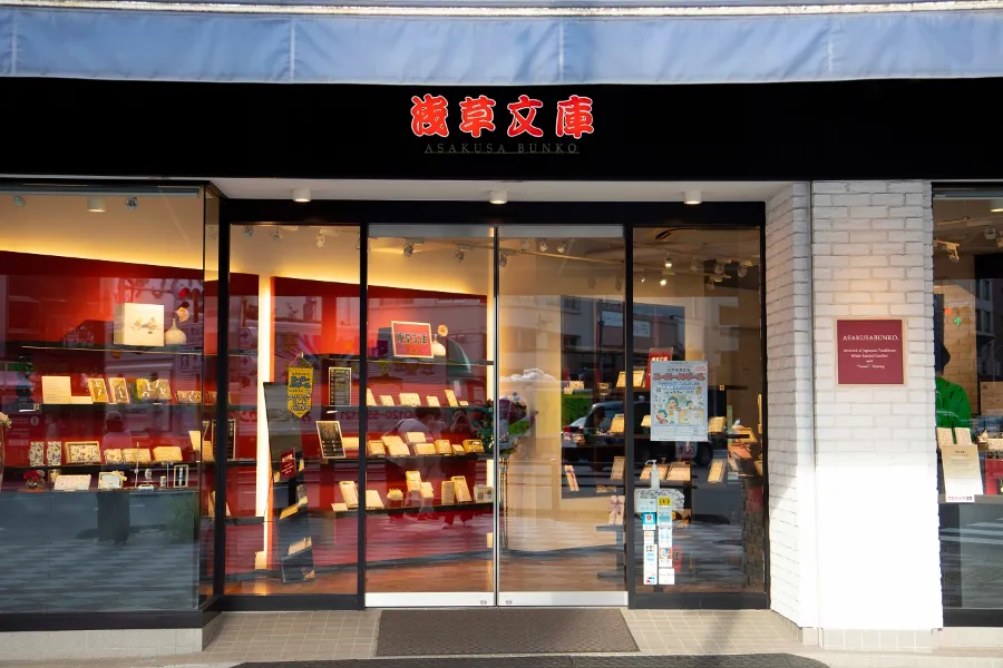 布から革へ。元着物メーカーが手掛ける華やかな革小物―池田エライザと訪れる、文庫革専門店「浅草文庫」_156387