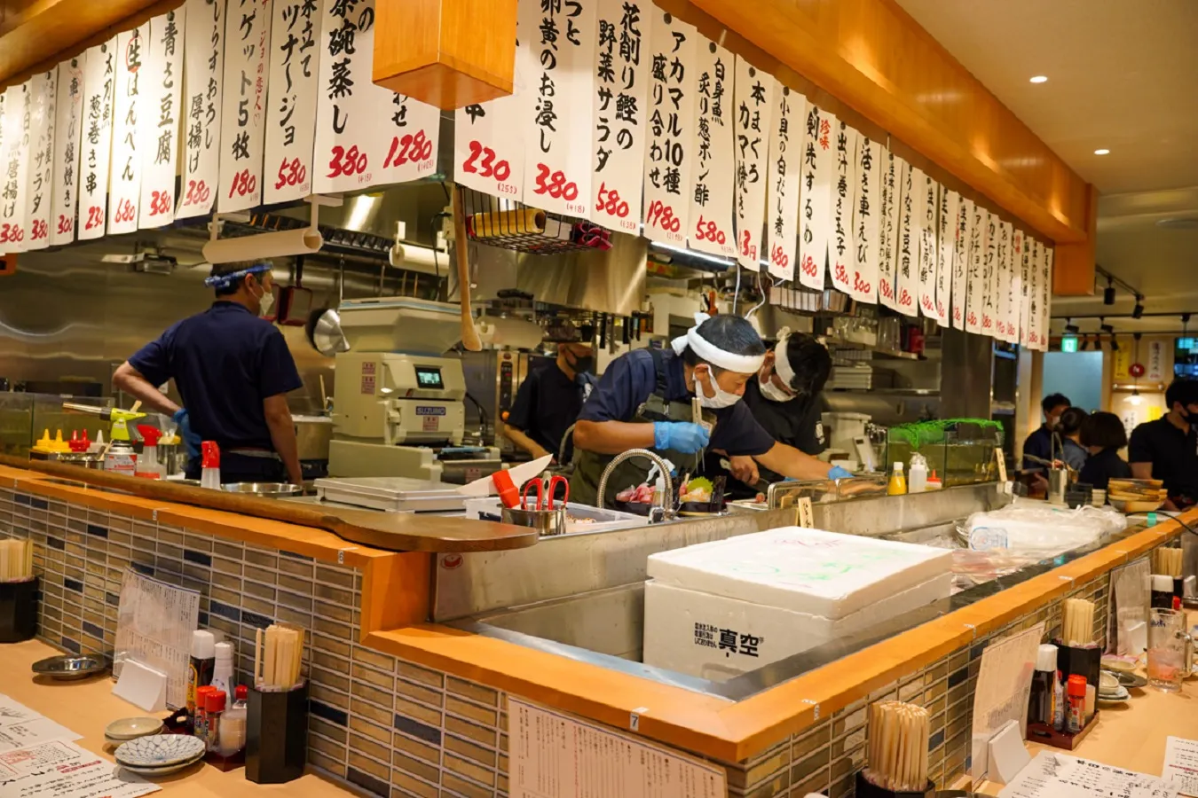 ▲鮮魚店を併設しているため、ライブ感を楽しみながら飲食できる