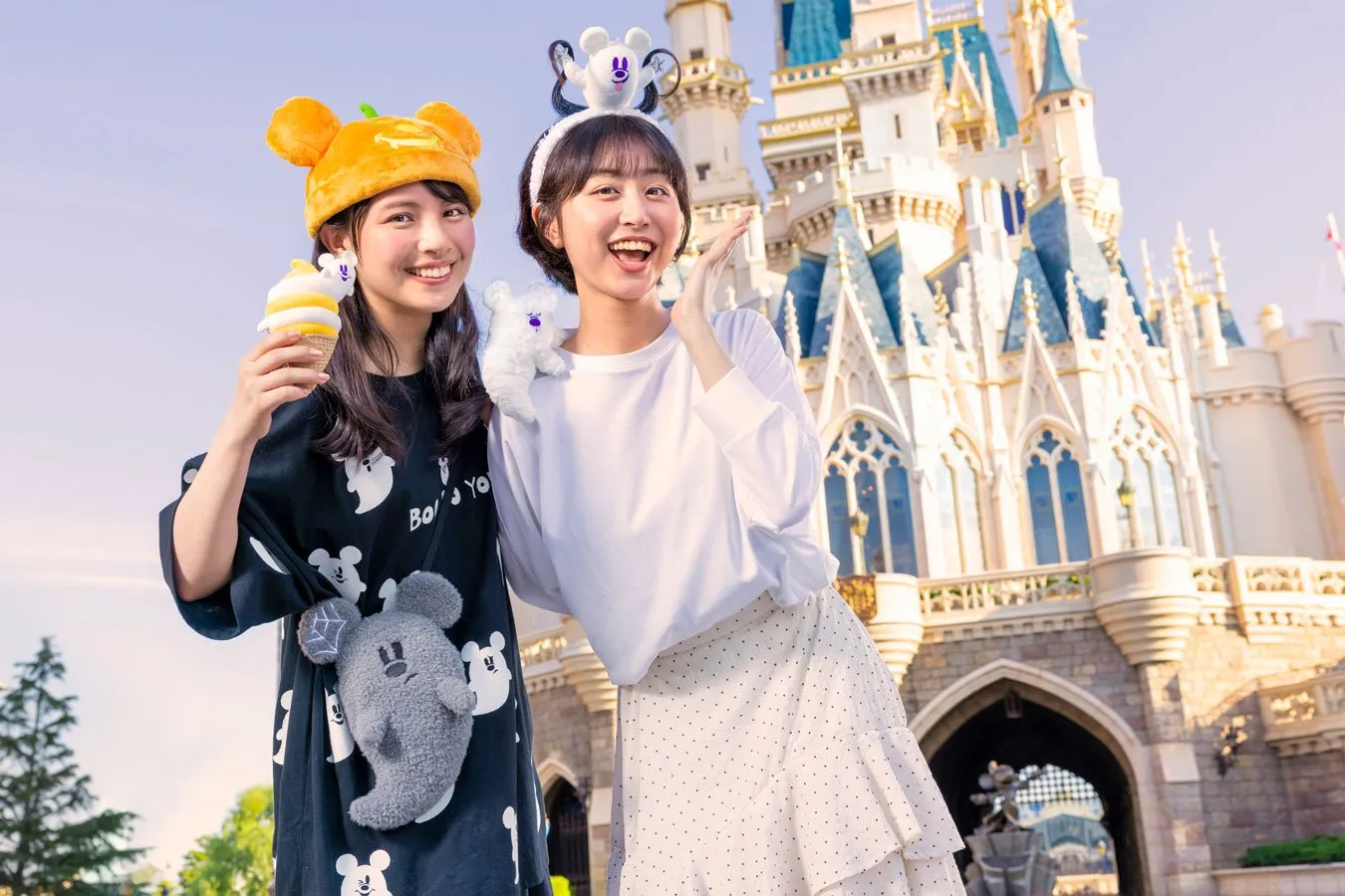 ▲「くっつきぬいぐるみ」（2,300円）、「カチューシャ」（2,400円）、「キャップ」（3,400円）、「ぬいぐるみバッジ」（2,400円）、「ショルダーバッグ」（3,300円）、「Tシャツ」（4,500円）（C）Disney