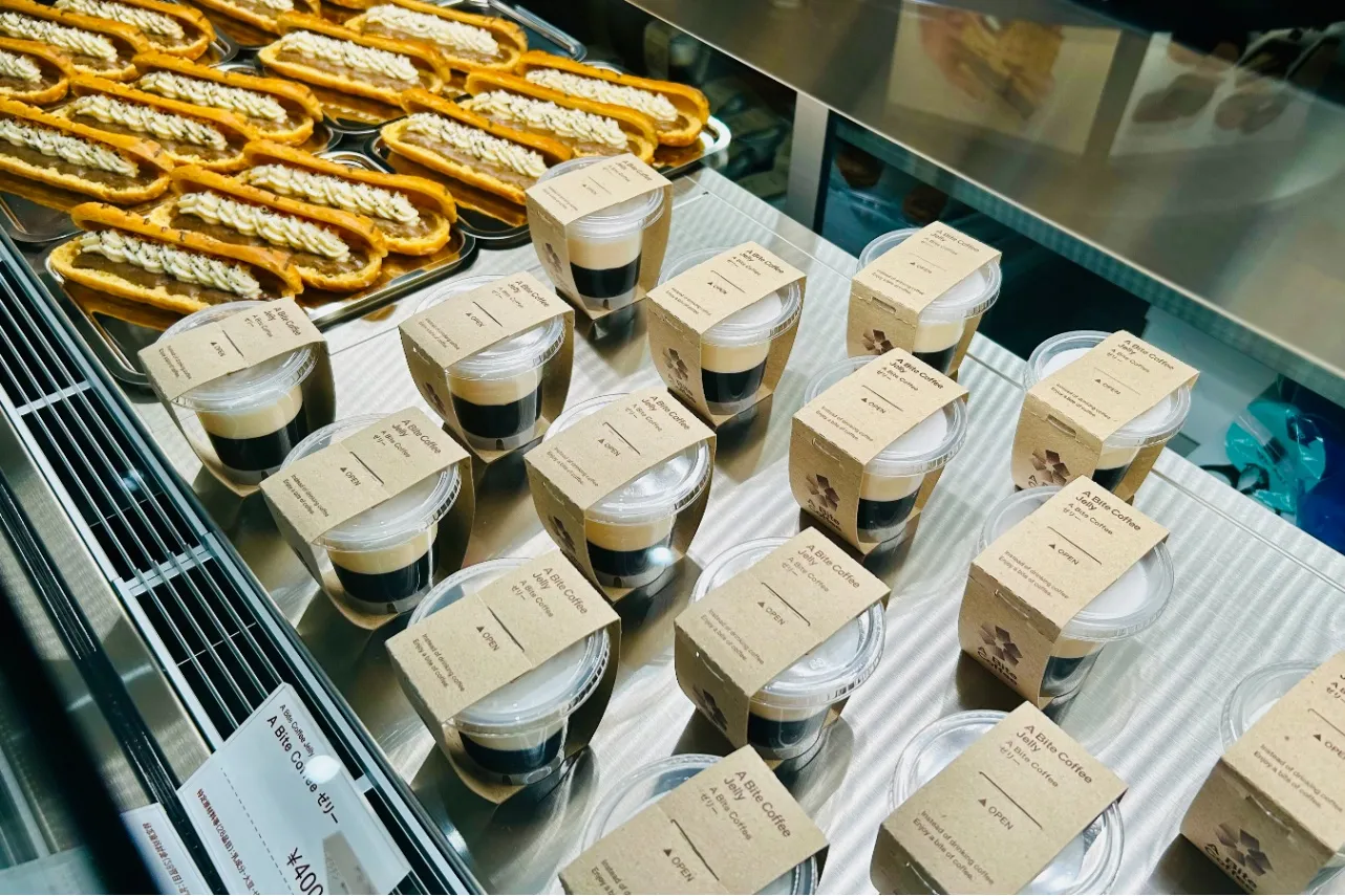 ▲手前から「A Bite Coffee ゼリー」（400円）、「ティラミスシュー」（540円）（撮影：レッツエンジョイ東京編集部）