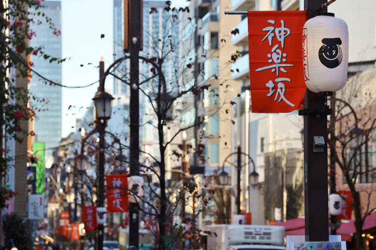 石畳の裏路地や隠れ家店も!神楽坂デートにオススメな「半日散歩コース」