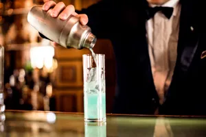 帝国ホテルのバーラウンジで女性一人カウンターデビュー