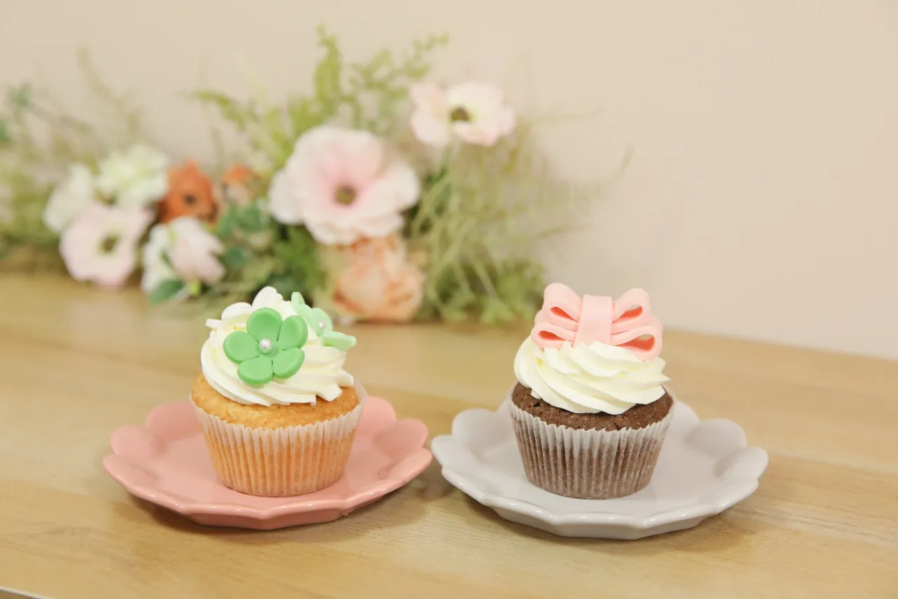 ▲カップケーキ（左：フラワー／右：リボン）