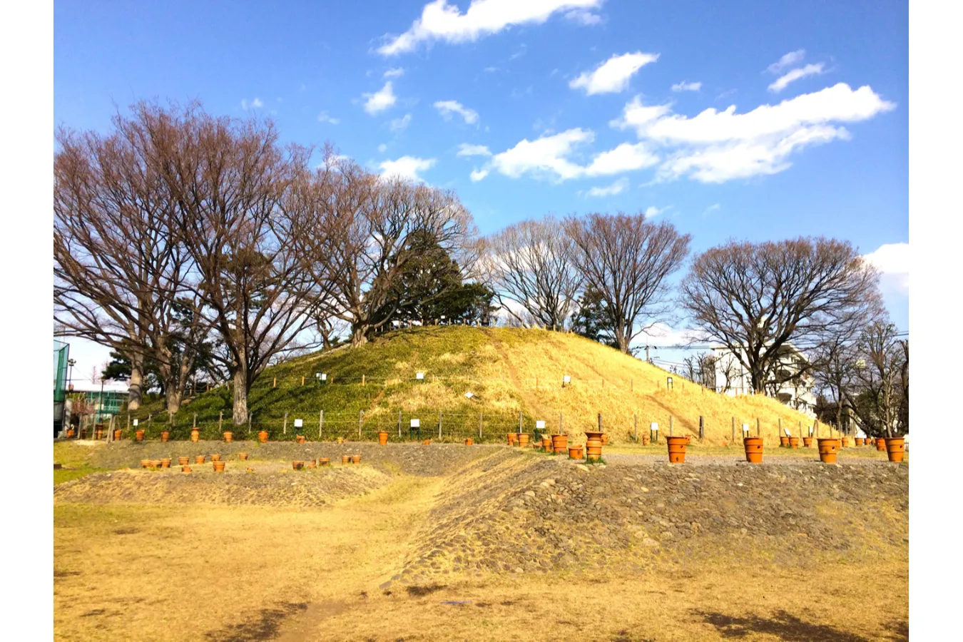 ▲2022年11月17日現在は古墳の周りに埴輪は設置されておりません。