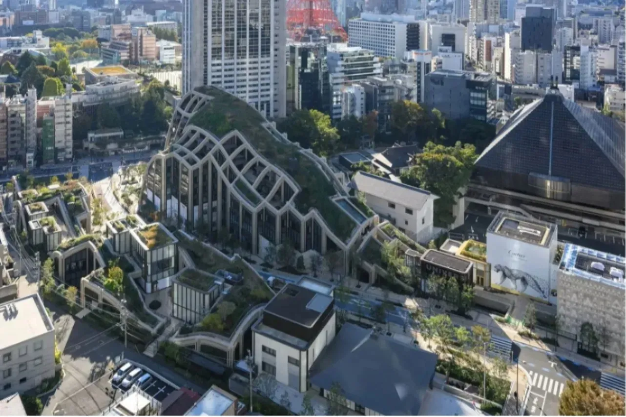 ▲屋上緑化が施されたガーデンプラザ外観（写真提供：麻布台ヒルズ）