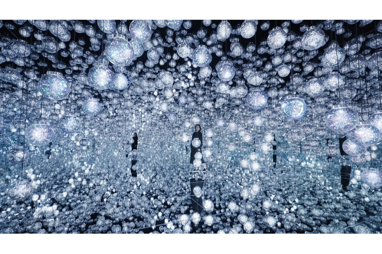 ▲チームラボ《Bubble Universe: 実体光、光のシャボン玉、ぷるんぷるんの光、環境によって生み出される光》© チームラボ