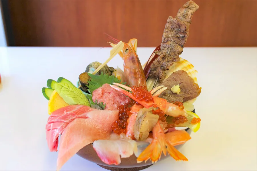東京の爆盛りグルメ5選！デカ盛り海鮮丼、大盛り唐揚げ丼など