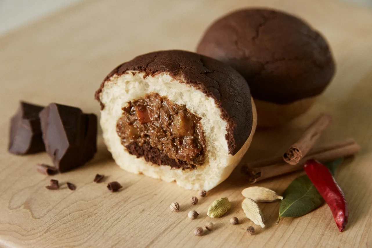 ▲写真提供：GODIVA Bakery ゴディパン 本店／「ショコラティエのカレーパン」（453円）