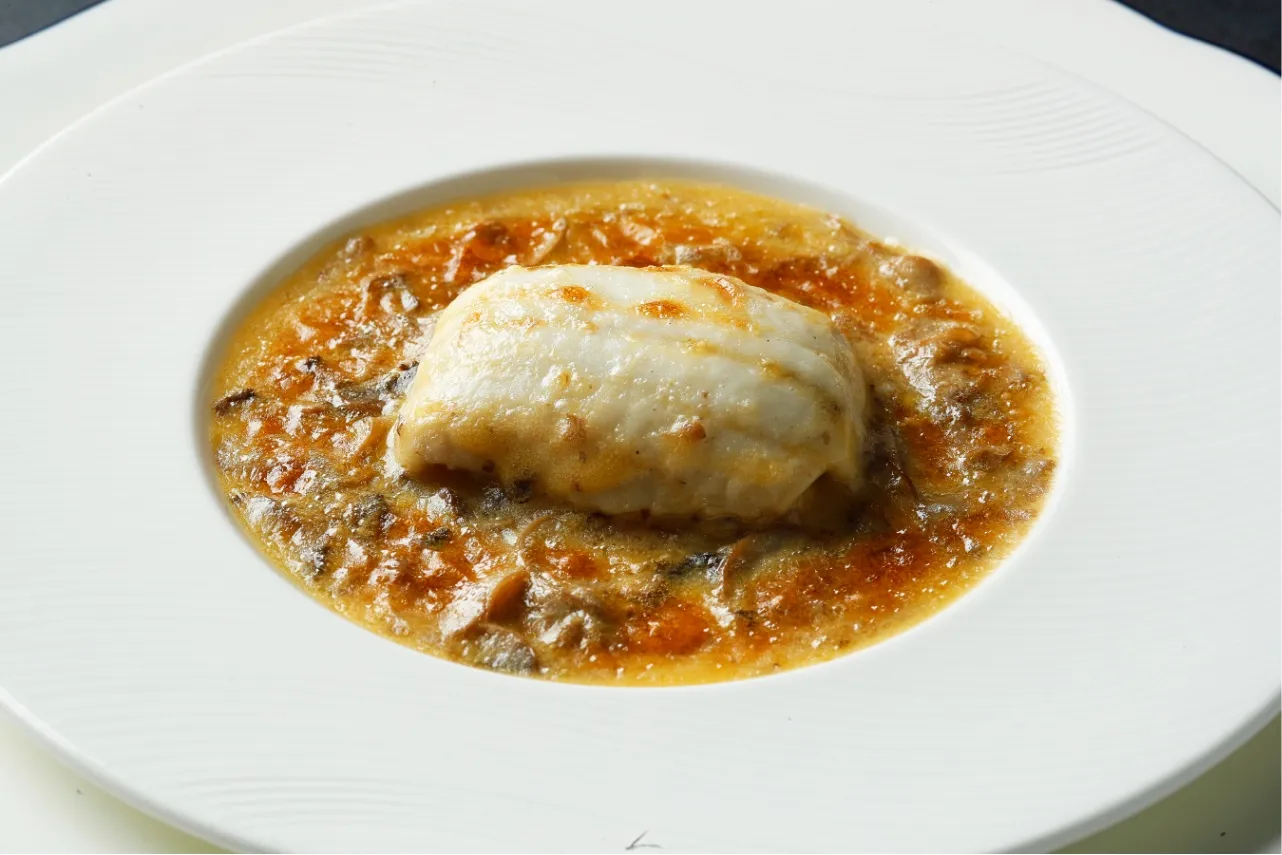 ▲写真提供：銀座スカイラウンジ／「舌平目の洋酒蒸 ボンファム」