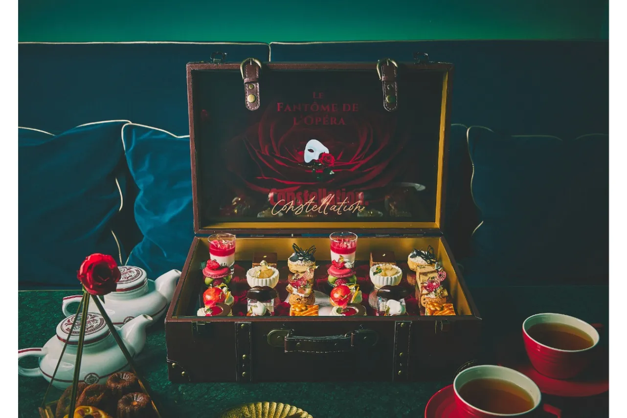 ▲「トランク型 Constellation. Afternoon Tea "Invitation du Fantôme – 薔薇と仮面の午後 –」