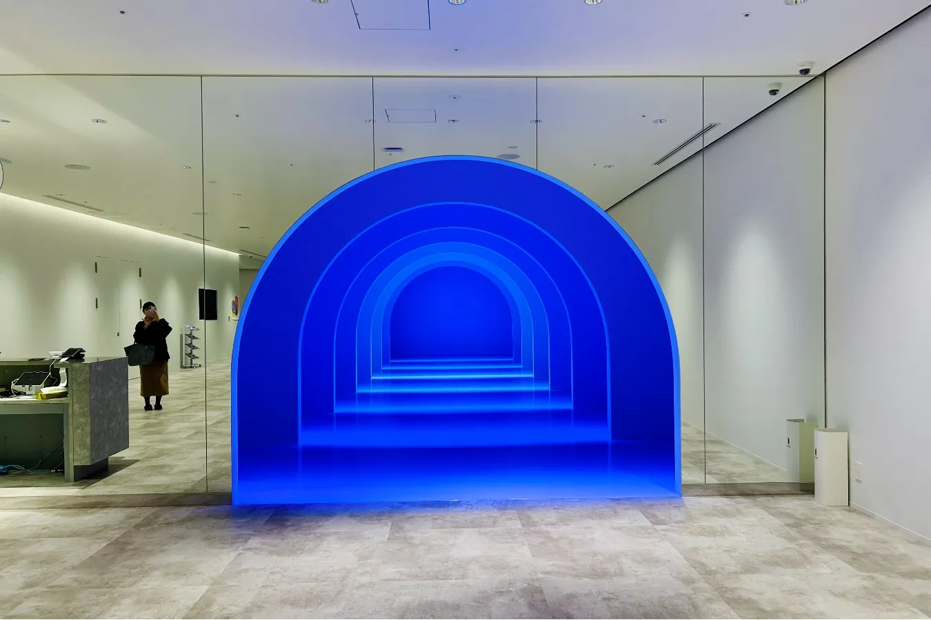 ▲カラフルな光に彩られたゲートを通って展示室へ♪（撮影：レッツエンジョイ東京編集部）