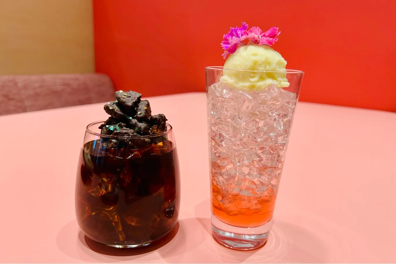 ▲左から「洞窟アイスコーヒー」、「春の桜クリームソーダ」（撮影：レッツエンジョイ東京編集部）