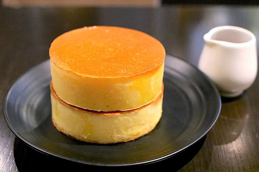 バターの香りがたまらない！銅板で焼く極厚ホットケーキが話題の