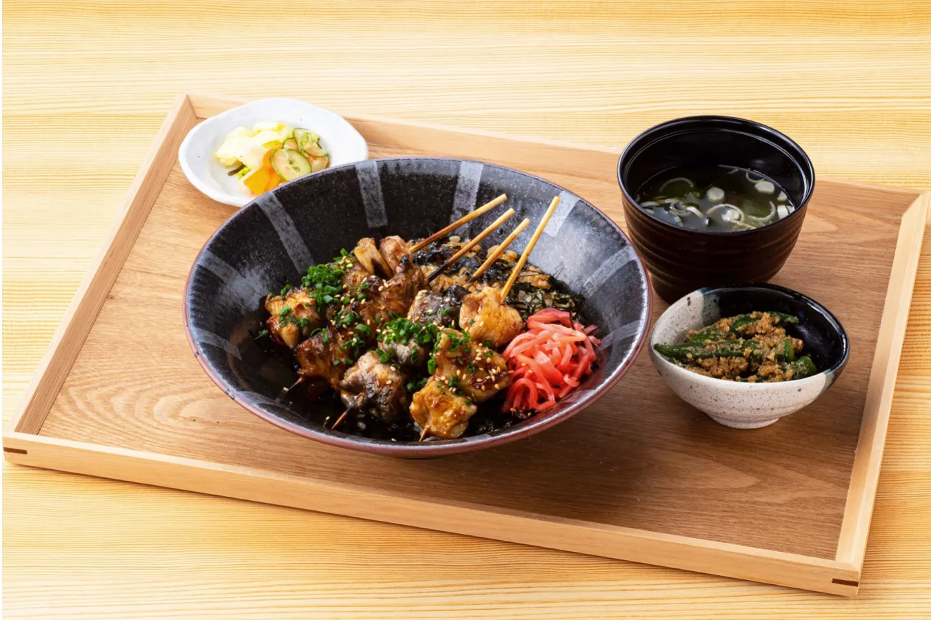 ▲「炭火焼き鳥丼」（980円）