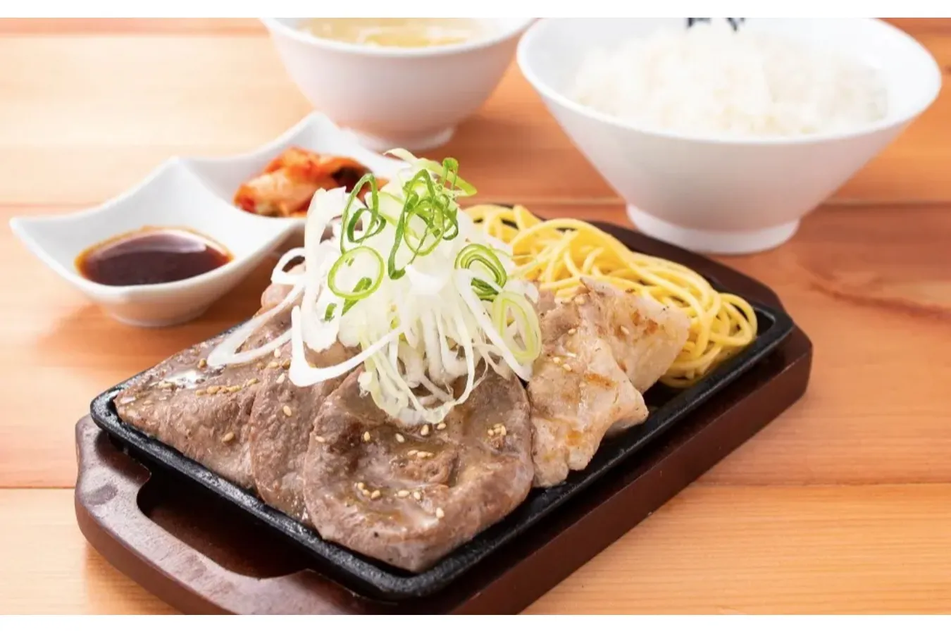 ▲「ねぎ塩豚カルビ・タン焼き定食」