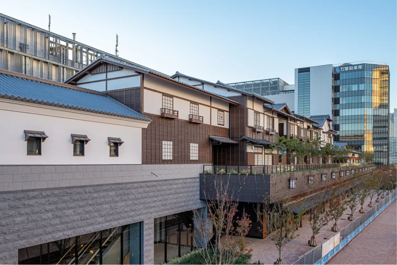 ▲手前の「豊洲場外 江戸前市場」より奥に見えるのが「東京豊洲 万葉倶楽部」
