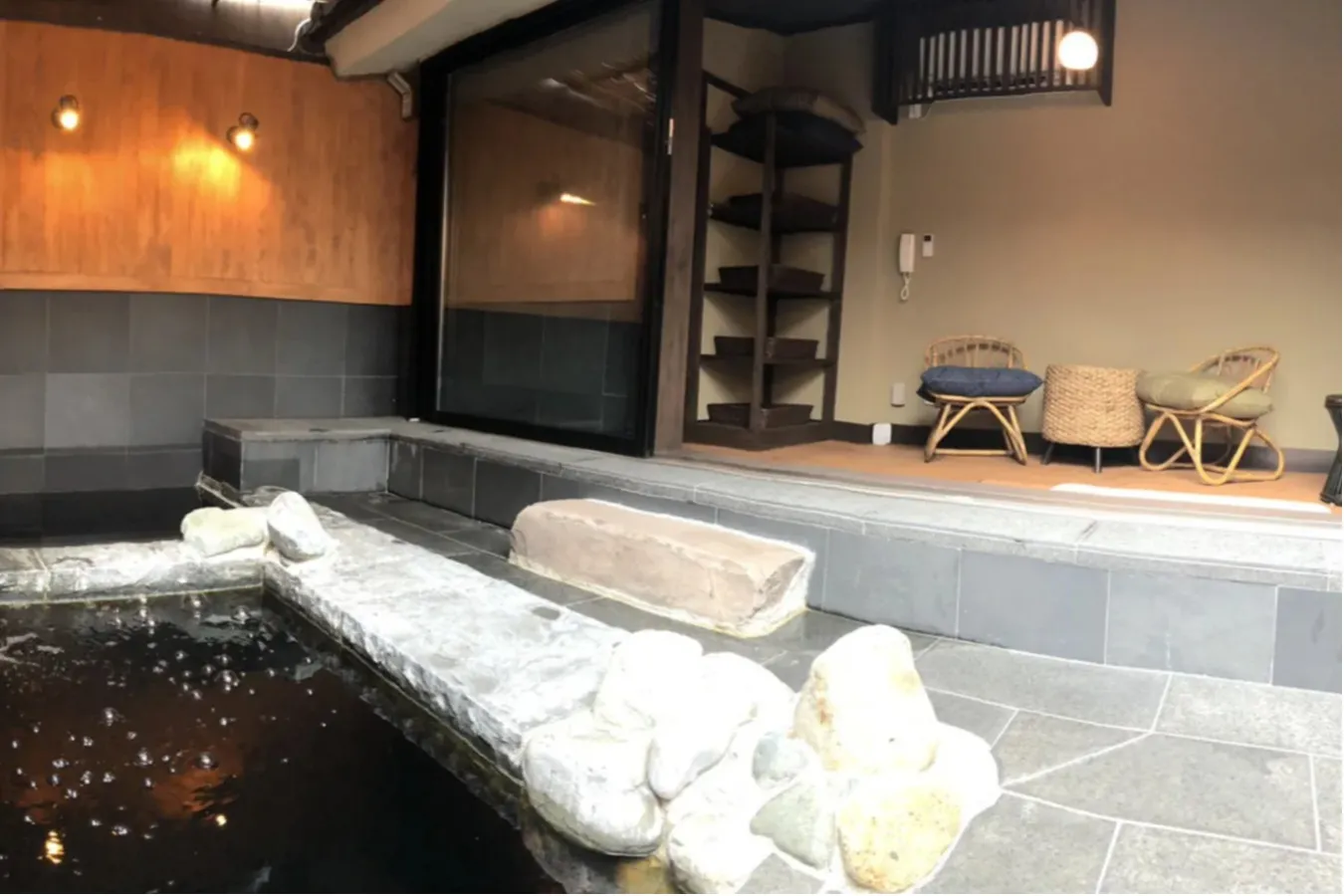 ▲稲村ヶ崎温泉「家族風呂」露天