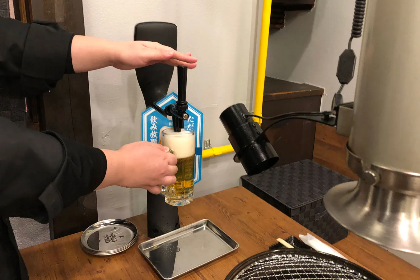 ▲専用卓上サーバーから飲み放題のクリアアサヒを注ぐ様子