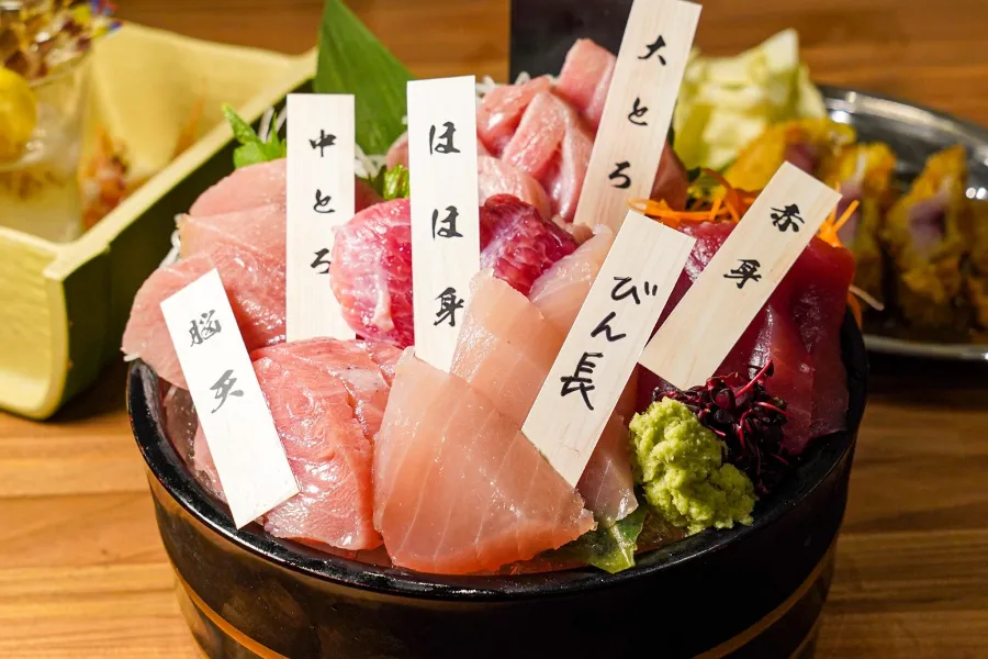 【大宮】鮮魚店と大衆酒場を併設「アカマル屋鮮魚店」オープン