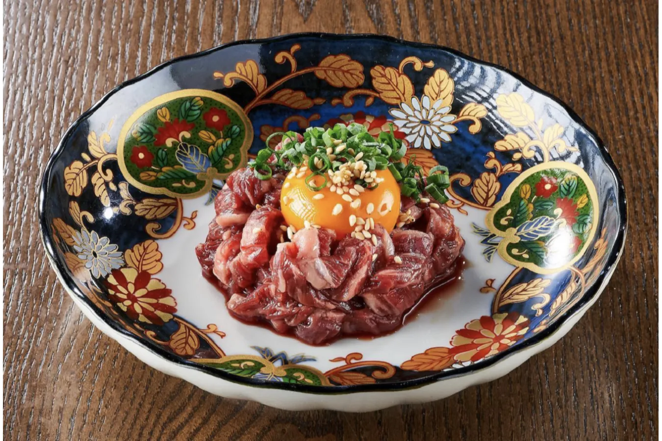 ▲「レアステーキユッケ風」（998円/税抜）