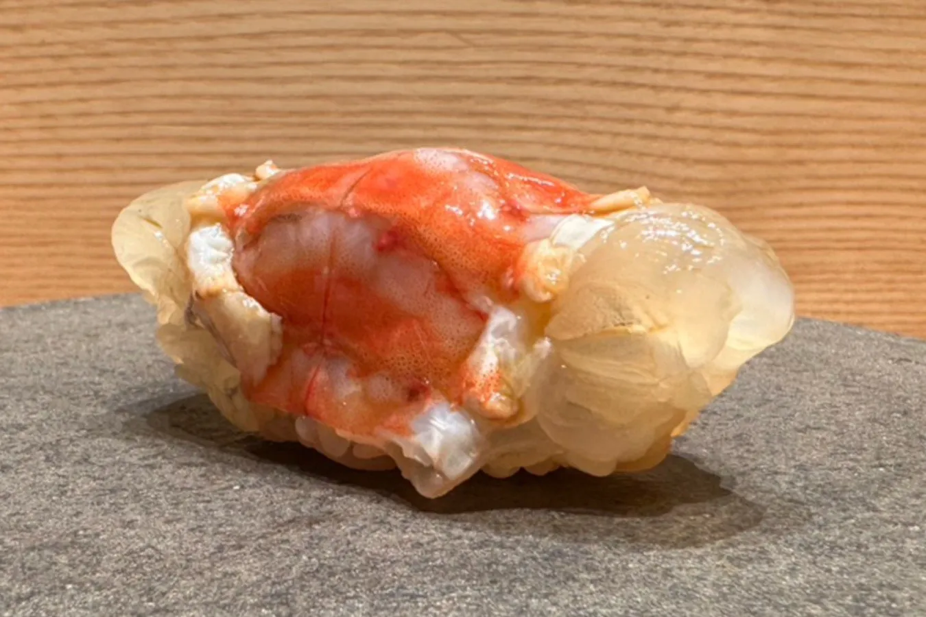 ▲半生の茹で加減が最高の食感を生み出す「車海老」。観音開きで握ります。