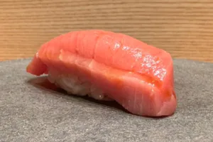 “超一流店と同じマグロ”も！おまかせランチがコスパ最高な「築地青空三代目 丸の内」へ