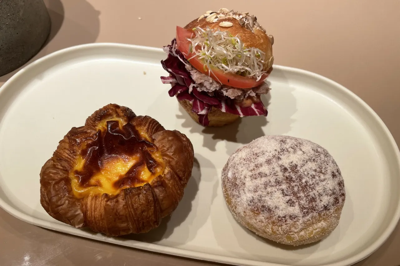 ▲左から時計周り「ダコフラン」「ダコバーガー」「生ドーナツ」(撮影:レッツエンジョイ東京編集部)