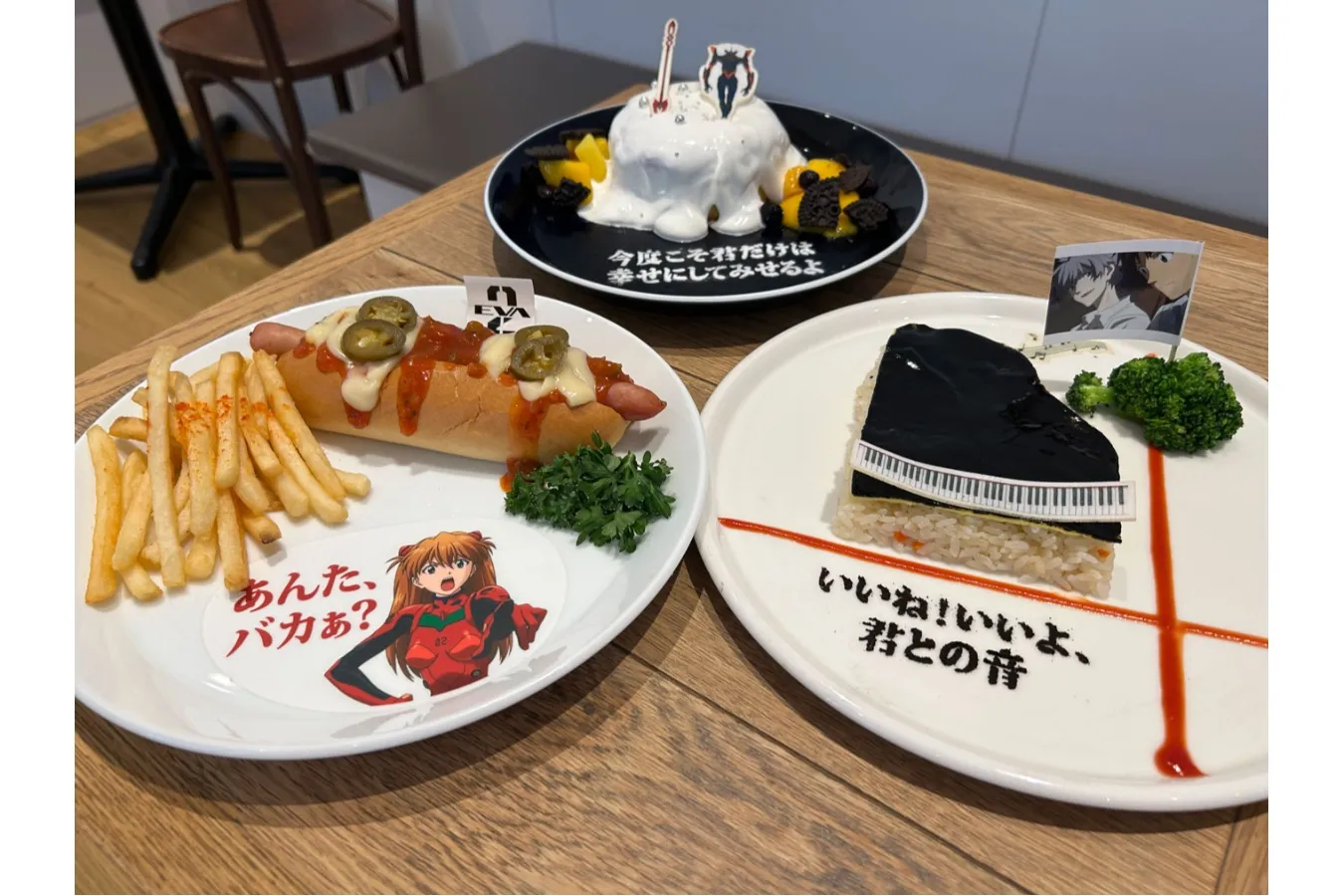 ▲写真左「『あんた、バカぁ？』アスカの炎のチリチーズホットドッグ」（1,650円）、写真中央奥「『今度こそ君だけは、幸せにしてみせるよ』パンケーキ」（1,700円）、写真右「『いいね、いいよ！君との音』二人の連弾オムライス」（1,750円）