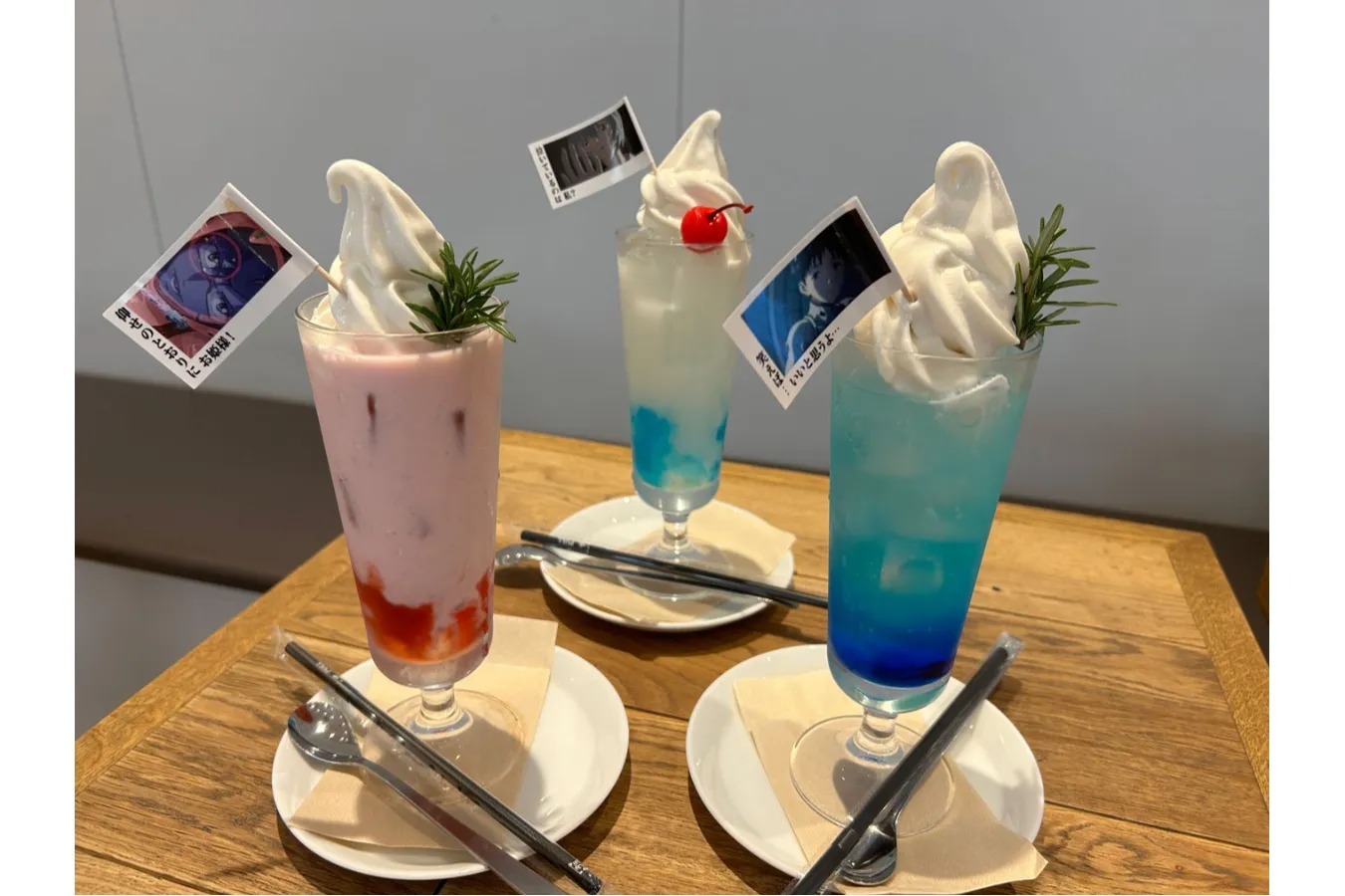 ▲写真左「『仰せのとおりに…お姫様！』マリの臨機応変イチゴミルクフロート」、写真中央奥「『泣いているのは私？』レイの涙のカルピスフロート」、写真右「『笑えばいいと思うよ』シンジの爽やかブルーレモネードフロート」（各880円）