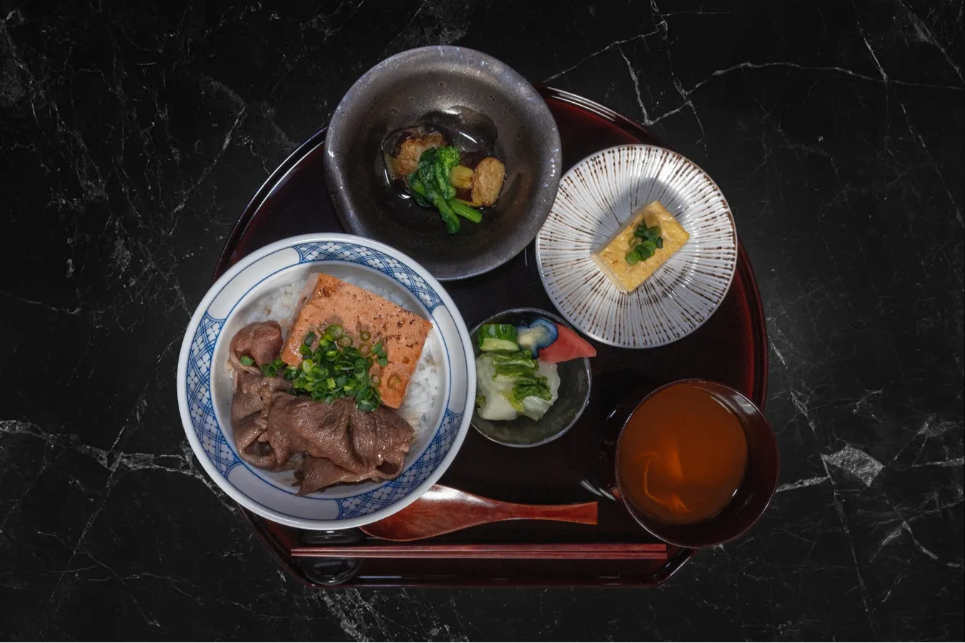 ▲「㐂㐂屋流 和牛"とう飯"」
