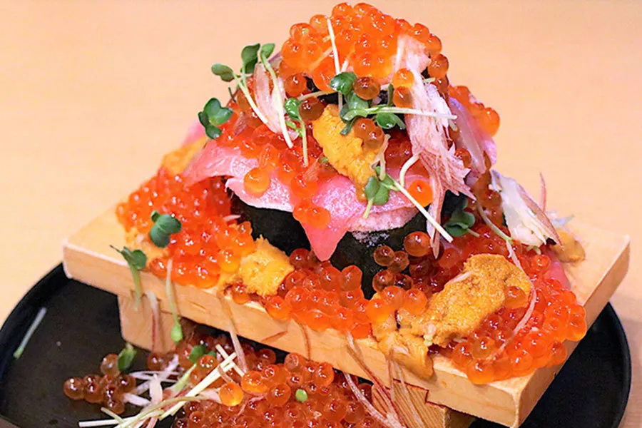 毎月10日は「こぼれ寿司」半額＆ビール100円！ウニまぐろイクラetc.迫力満点の豪快なまぐろ料理専門店