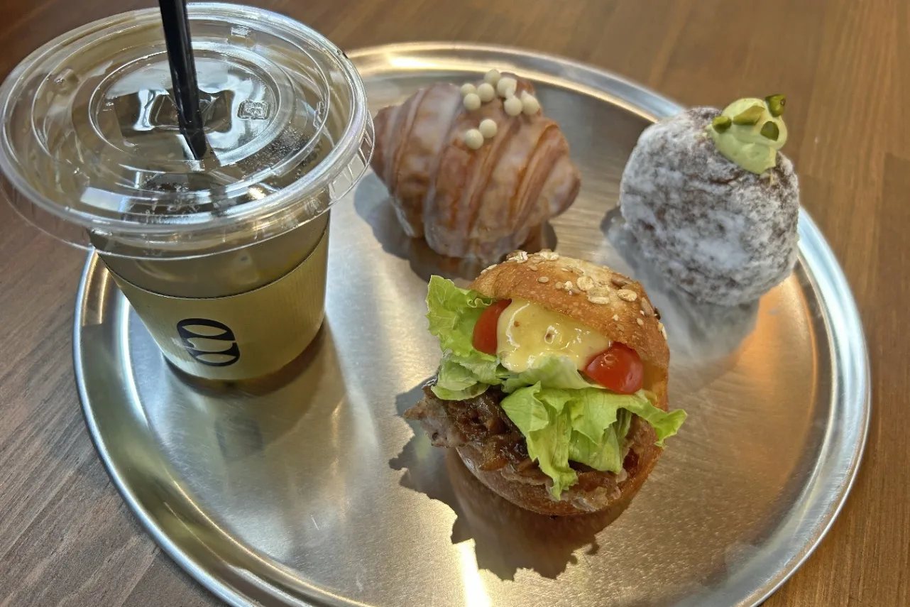 ▲正面から時計周り「照り焼きバーガー」「マンゴーほうじ茶ラテ」「ダコワッサン」「ピスタチオ」（撮影：レッツエンジョイ東京編集部）