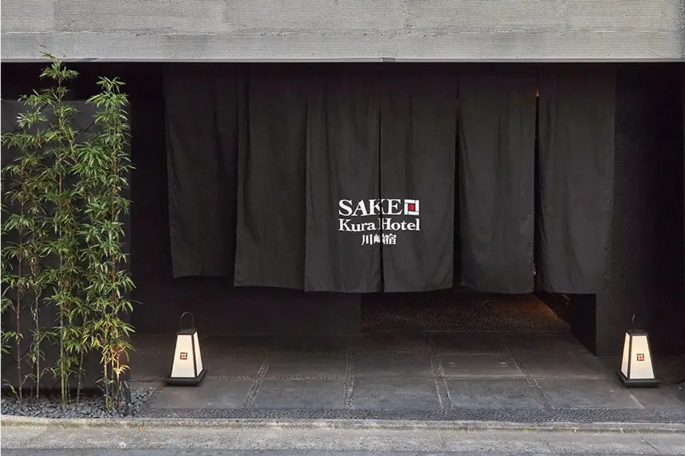 ▲倉を模した「SAKE Kura Hotel 川崎宿」の外観