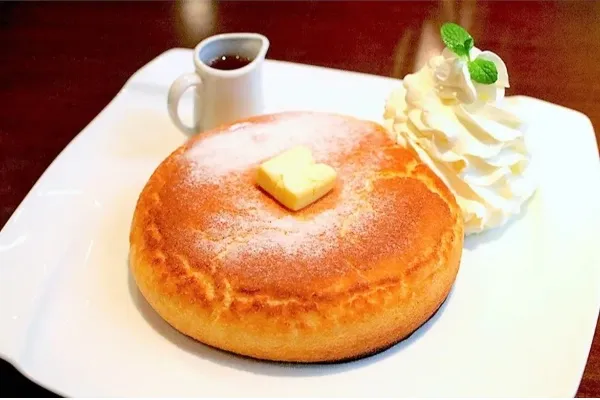 石窯オーブンで焼く極厚ホットケーキ！神保町「石釜bake bread 茶房 TAM TAM」