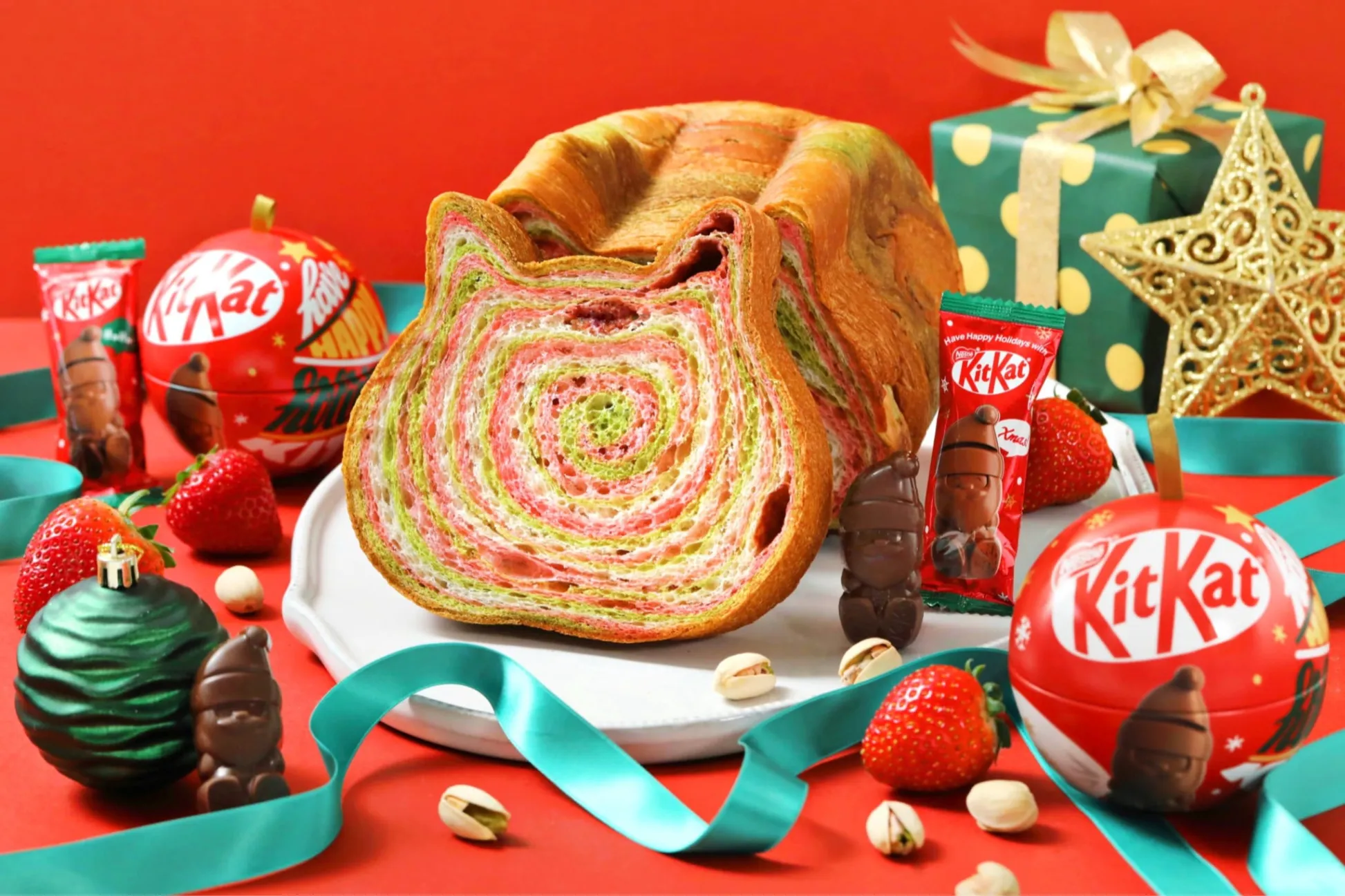 【ねこねこ食パン】“サンタのキットカット”と初コラボ！クリスマスカラーの新作パン