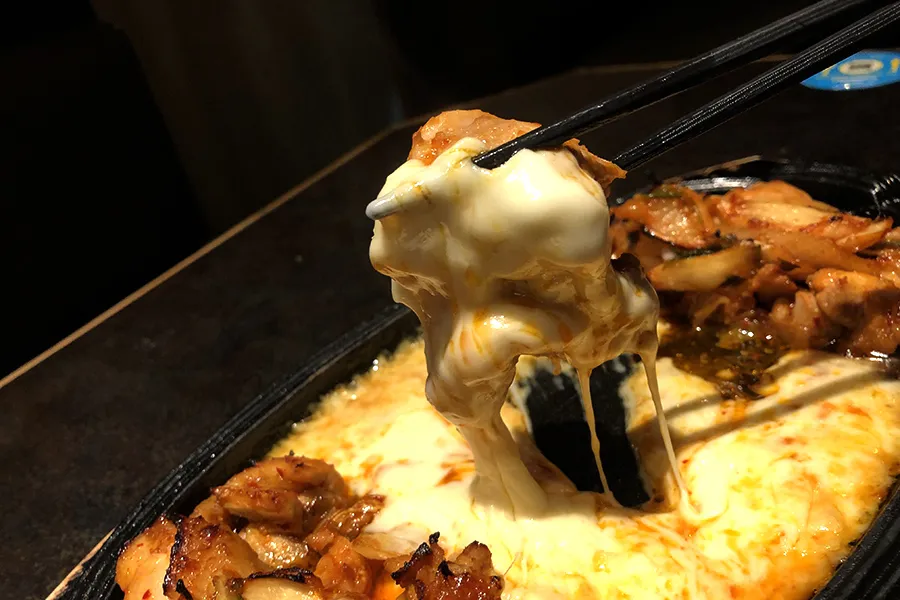 アツアツとろ～り濃厚！1,480円のチーズタッカルビ食べ放題はカロリー全無視で挑みたいレベルだった