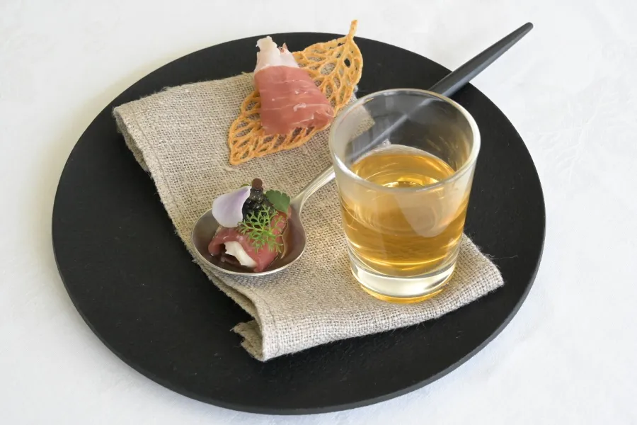 ▲この日のアミューズ（右下から時計回りに、ハーブ野菜のコンソメスープ、クジラのカルパッチョの自家製チーズとキャビアのせ、自家製生ハムにポテトのリーフ）