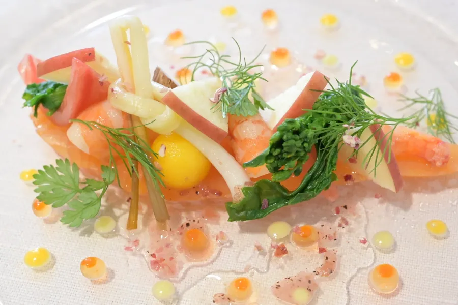 ▲スモークサーモンとリンゴの彩り