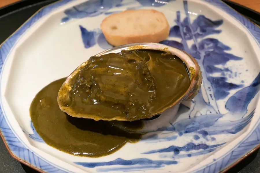 ▲クセになるような濃厚なソース。アワビが食べる海藻によってソースの色も変わるんだとか