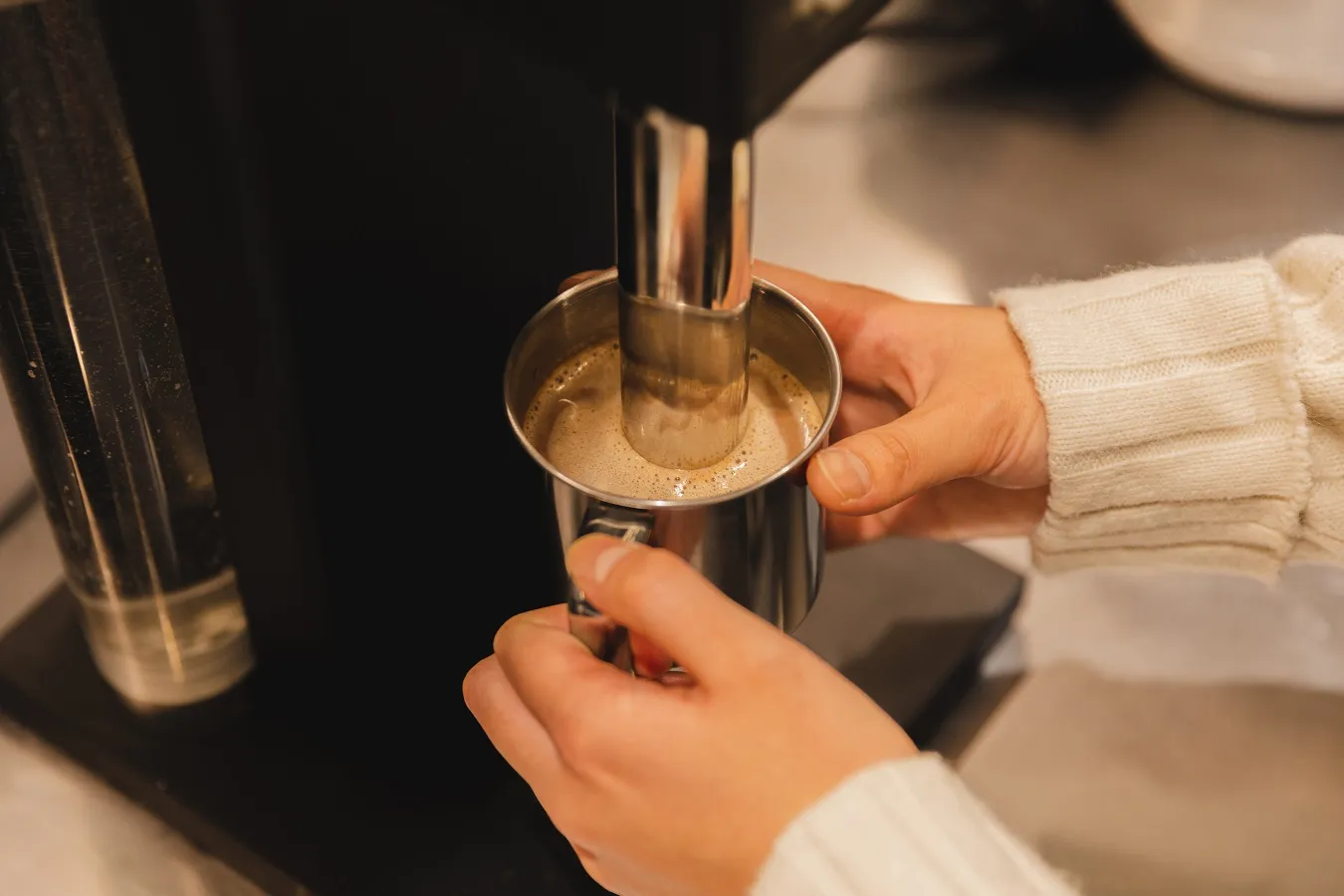 ▲「マイカカオラテ」には、1杯あたりカカオの実1つ分（約40粒）のカカオ豆を使用