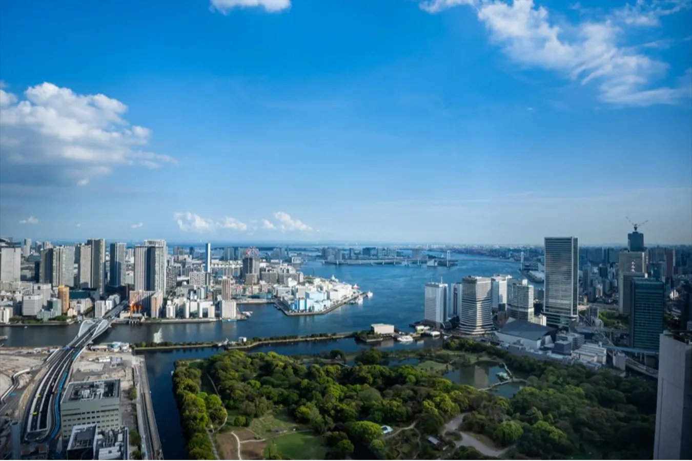 ▲天高9mもの大きな窓の先に広がる海と空の絶景に目を奪われる