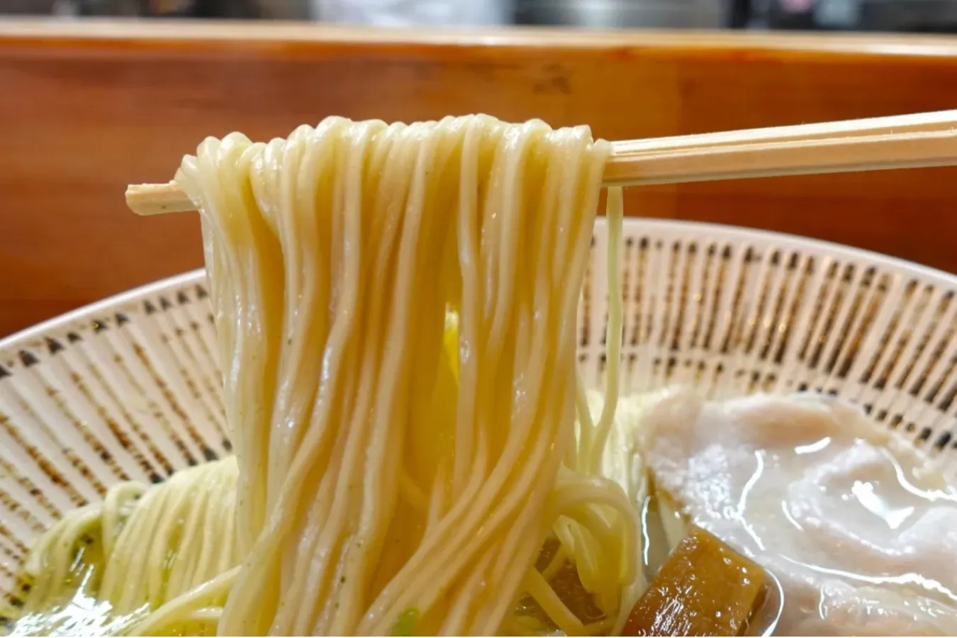見た目まで美しい“至高の牡蠣そば”！行列必至のラーメン店、千歳烏山「華塩」_1894122