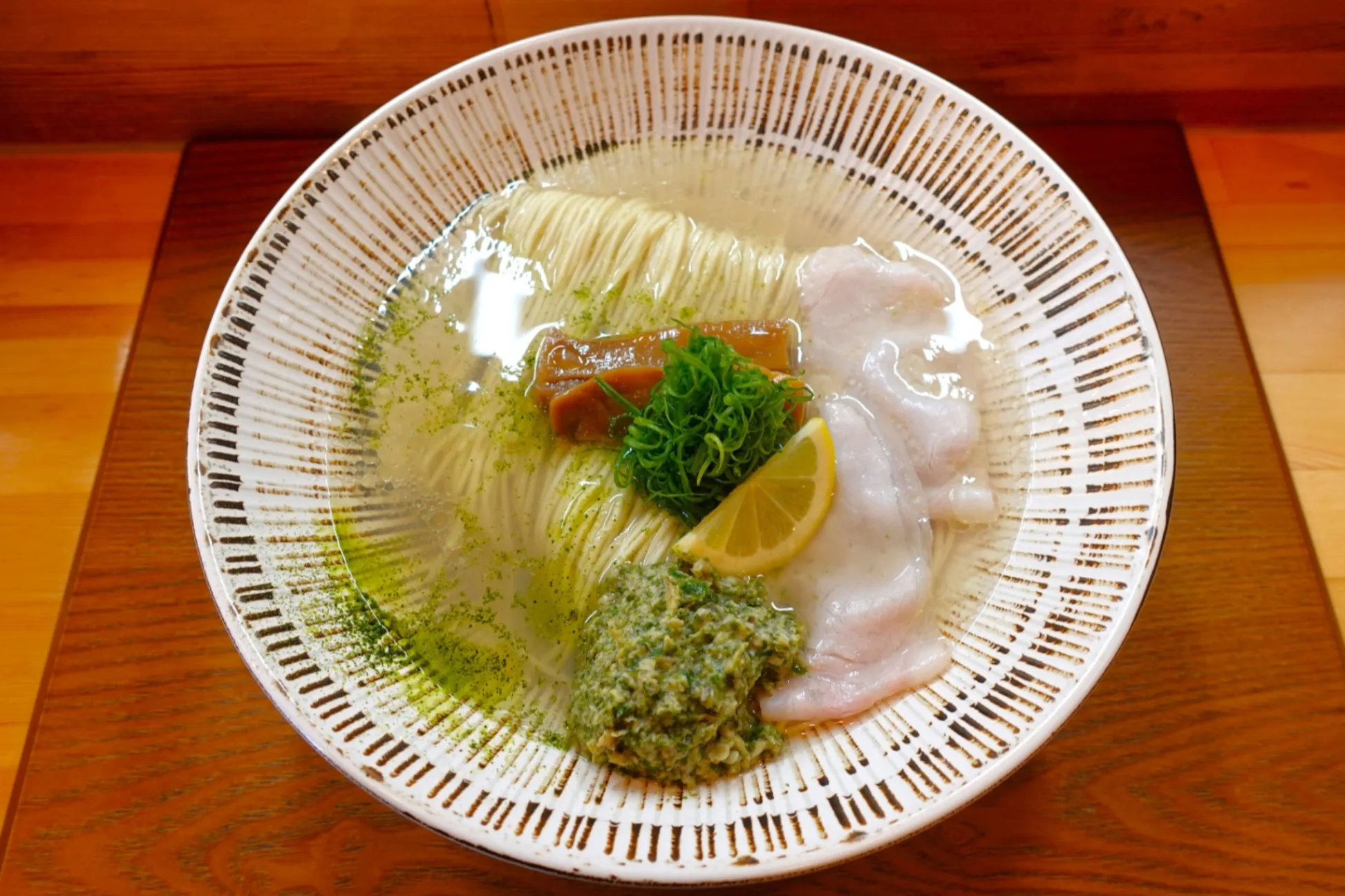 見た目まで美しい“至高の牡蠣そば”！行列必至のラーメン店、千歳烏山「華塩」
