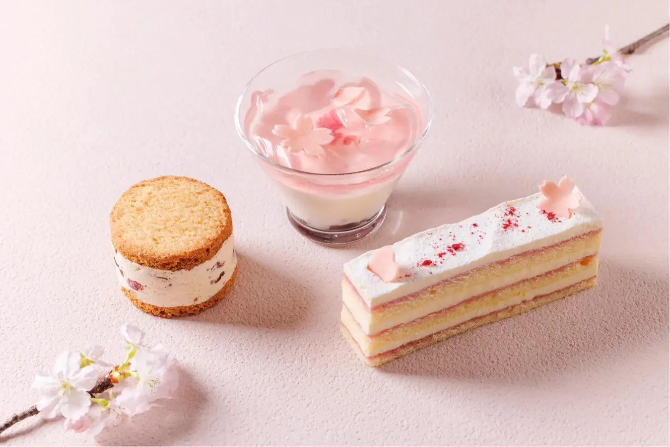 ▼左から「桜とクランベリーのバターサンド」「桜のブランマンジェ」「桜とホワイトチョコレートのケーキ」