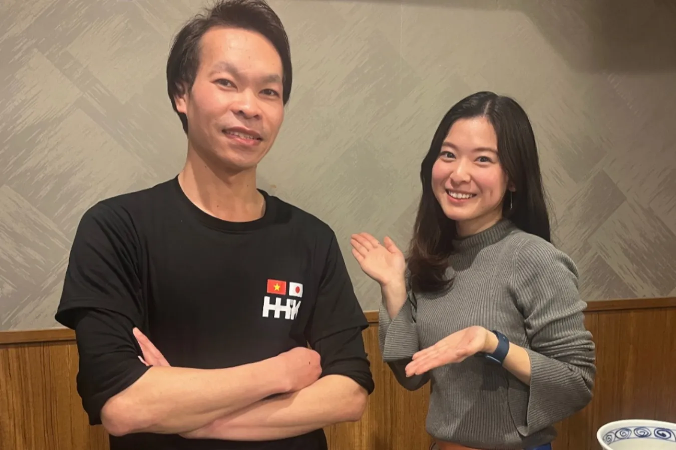 ▲“ハちゃん”の愛称で親しまれているルオン・バンハさん（左）、筆者（右）