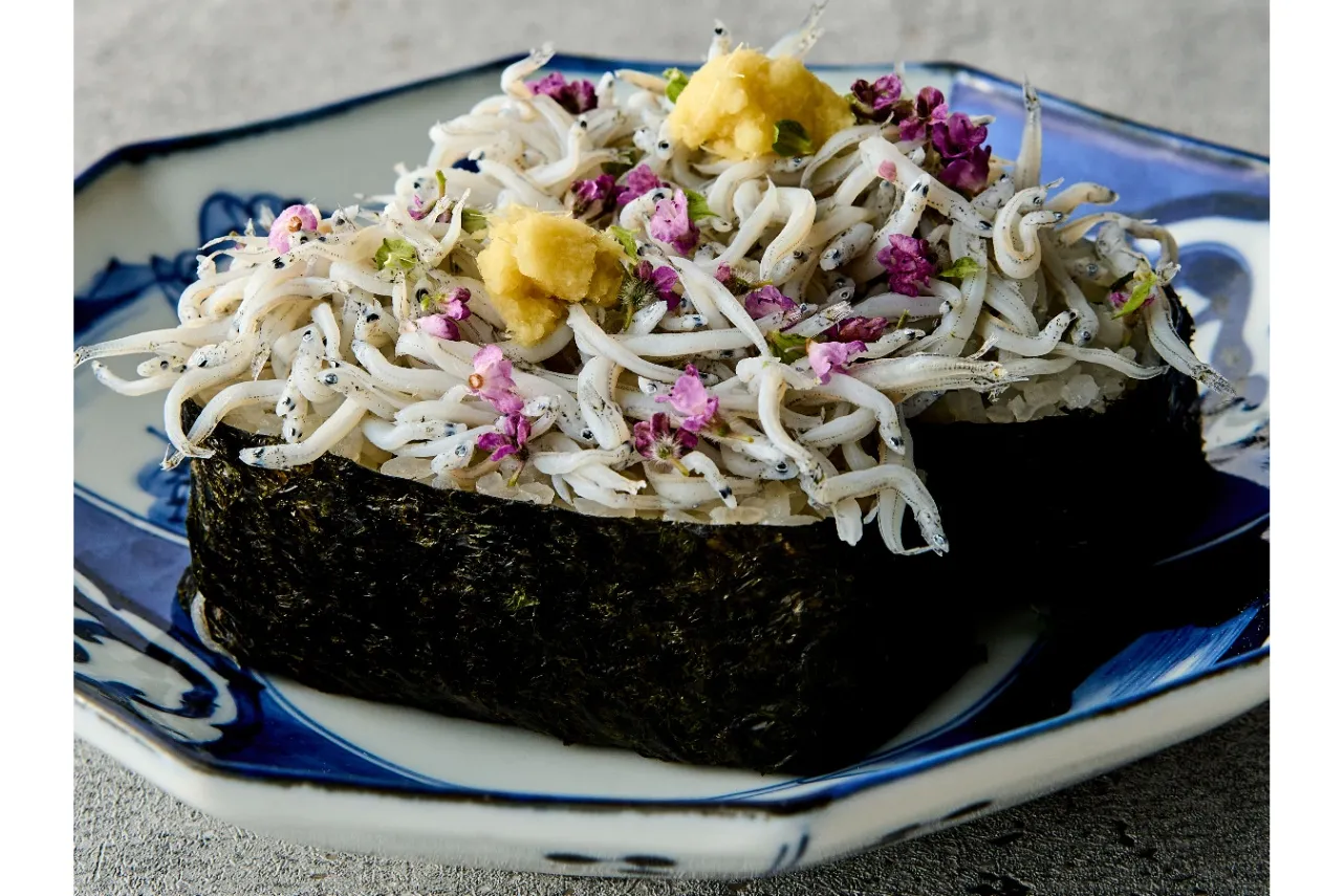 ▲鎌倉産釜揚げしらすとたっぷり薬味のおむすびサンド