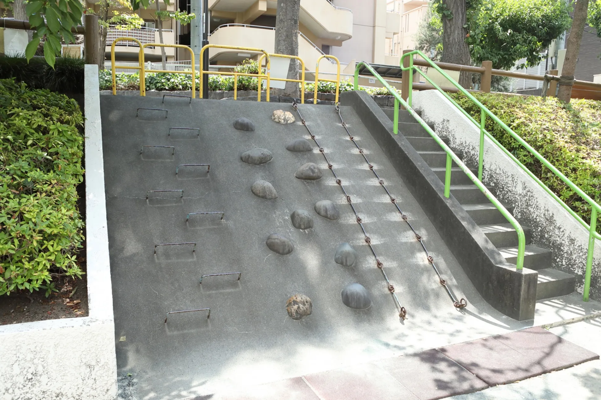 スロープ3兄弟（文京区立清和公園内）（2025年秋号Vol.11の偏なスポット）