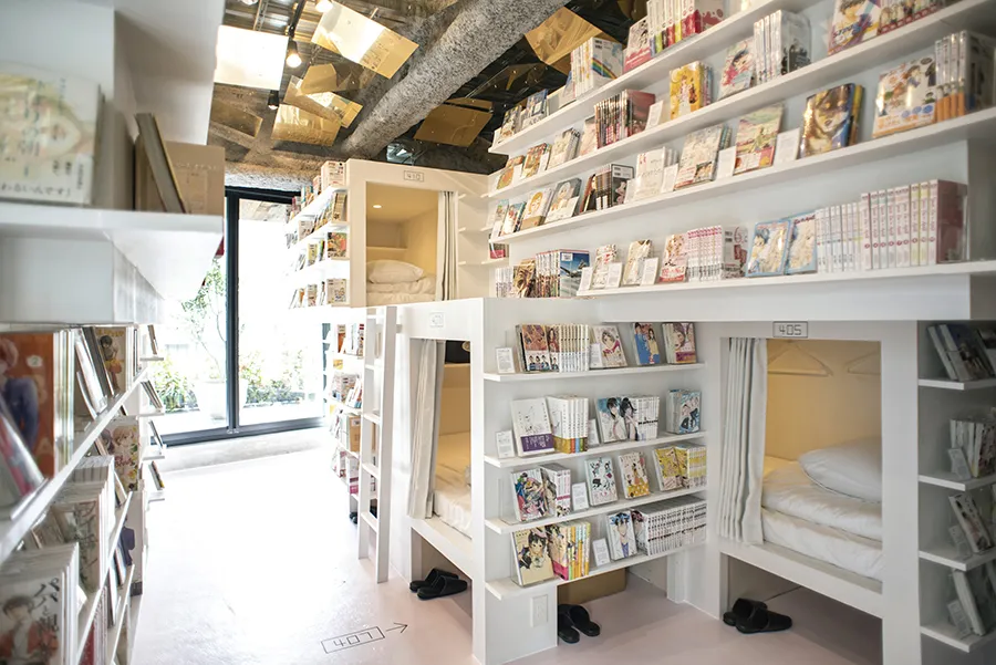 雨の日の一人時間が大充実！おこもり読書が楽しめる東京の“泊まれるブックカフェ”4選