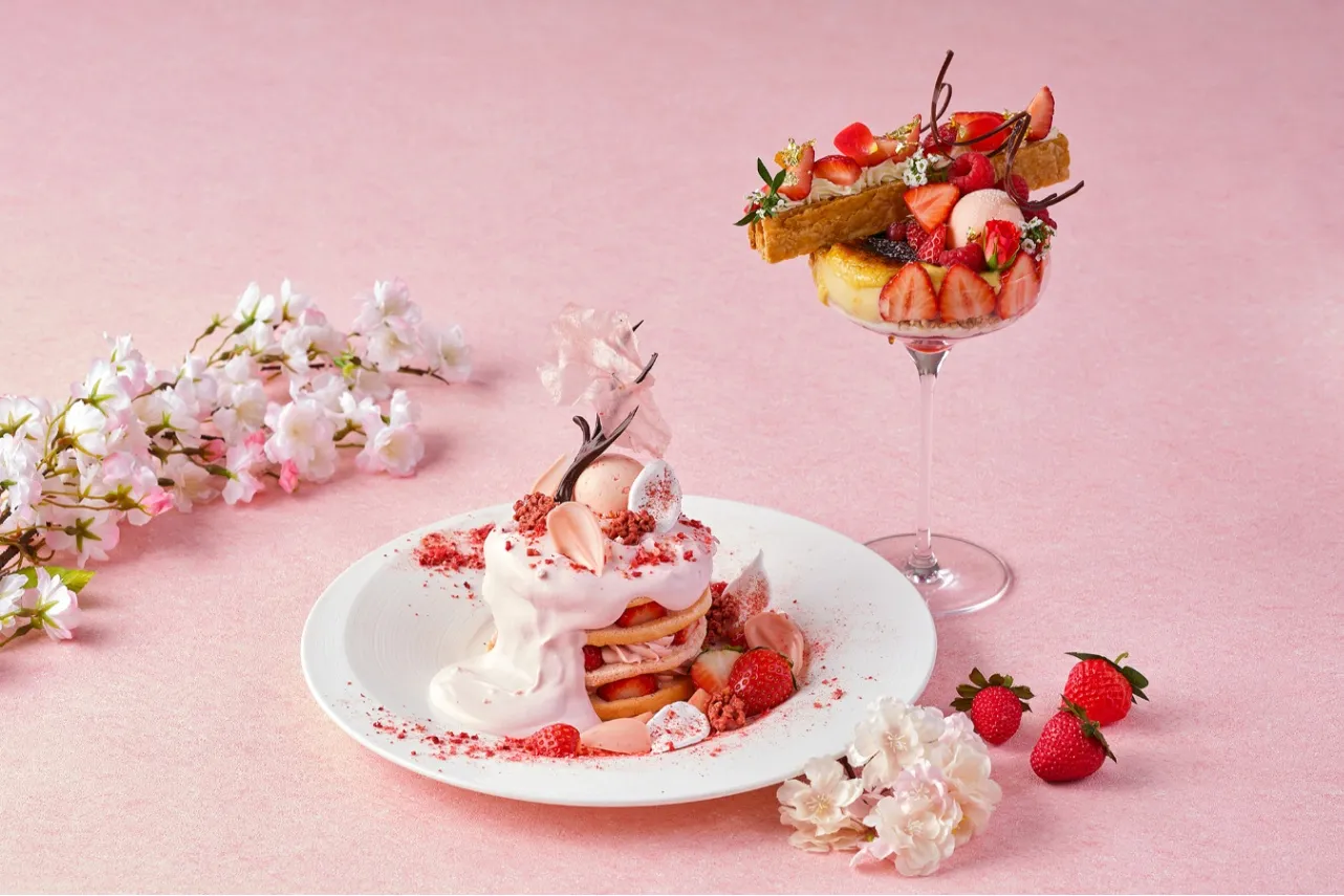 ▲「左：いちご＆桜 ミルフィーユパンケーキ／右：いちご×ブリュレパフェ」